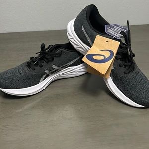 ASICS// Size 9 woman’s// black and white